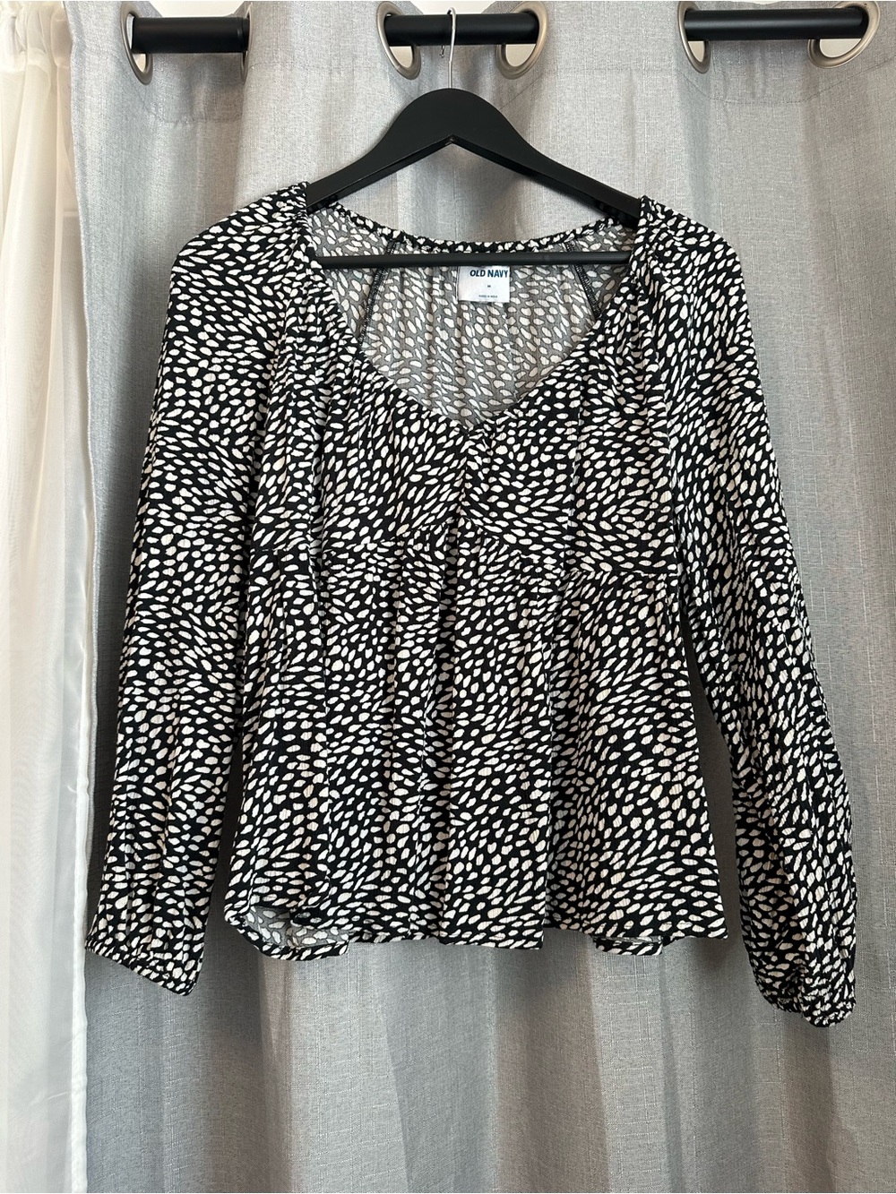 Old Navy Black and White Printed V-Neck Peplum Blouse